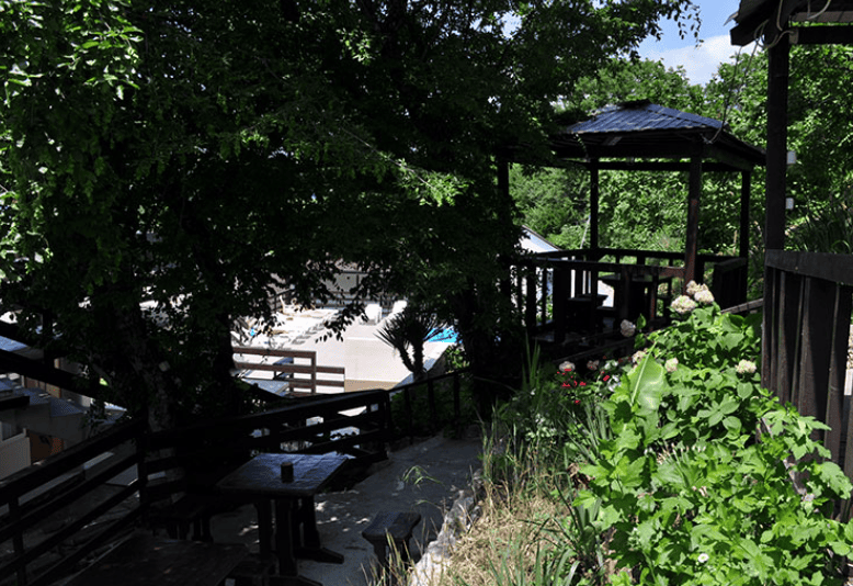 Гостевой дом Дубовая роща в Лермонтово беседка зеленая.png