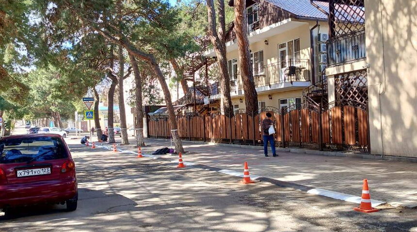 Гостевой дом Сто шагов в Геледжике вид с улицы вид сбоку.jpg