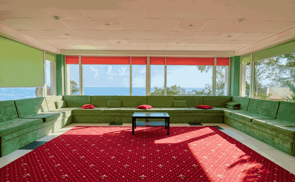 Гостевой дом ВатерЛоо в Большом Сочи бассейн вид из команты с панарамными окнами_3.png