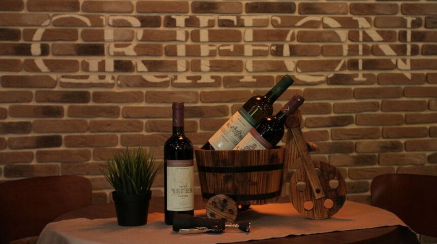 Отель Грифон, вино в ведре.jpg