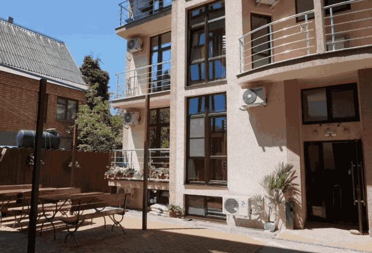 Гостевой дом Тельмана 23 в Геленджике- у крыльца.png