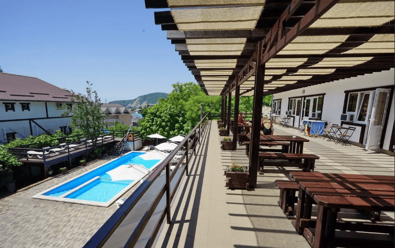 Гостевой дом Виноград в Лермонтово, терраса.png