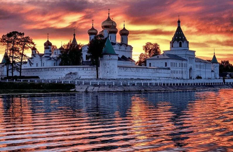 Ипатьевский монастырь , Кострома вид с реки.png