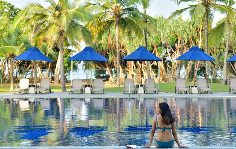 Sheraton Kosgoda Turtle Beach Resort 5 бассейн с девушкой.jpg