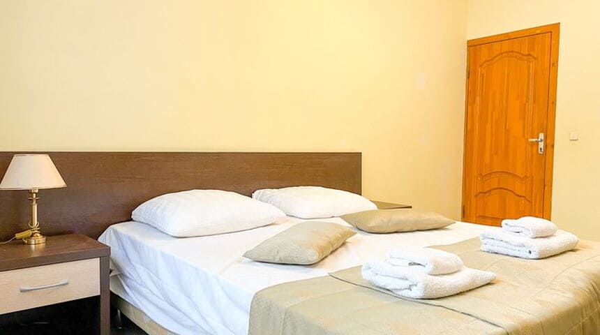 Гостевой дом Шарм в Адлере -спальня в номере.jpg