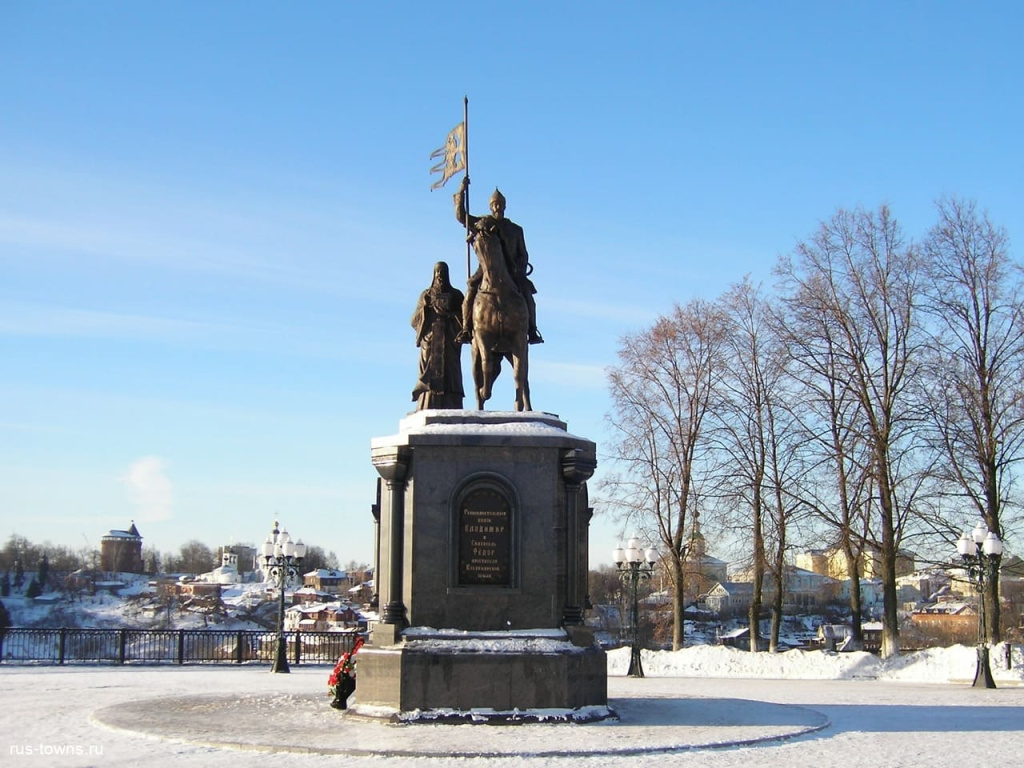 Памятник князю Владимиру во Владимире.jpg Памятник князю Владимиру во Владимире.jpg
