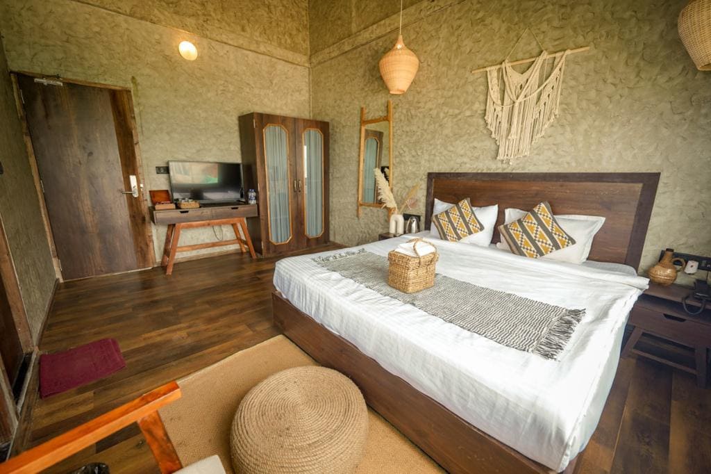 Royal Boomerang Resort- номер с коричневой двуспальной кроватью .jpg Royal Boomerang Resort- номер с коричневой двуспальной кроватью .jpg