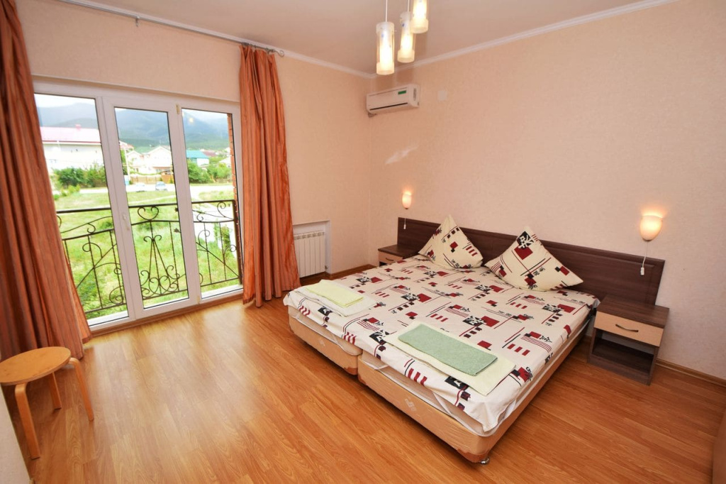 Гостевой Дом Профит - вид на кровать.jpg