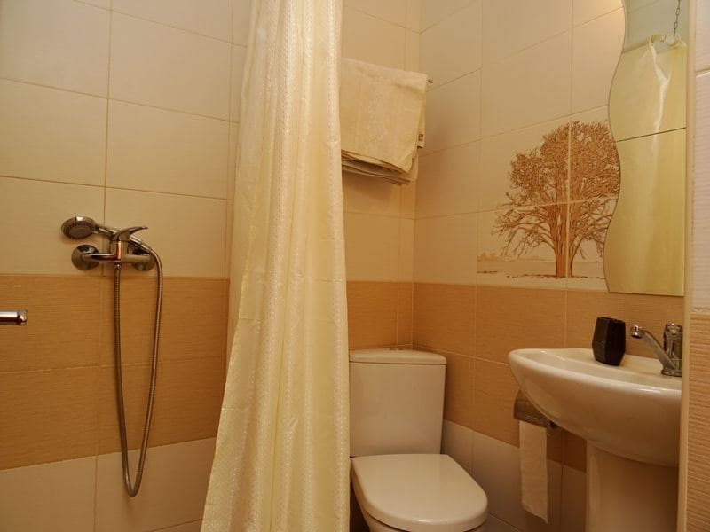 Гостевой дом Валентина в Геленджике- белый санузел сбоку.jpg Гостевой дом Валентина в Геленджике- белый санузел сбоку.jpg