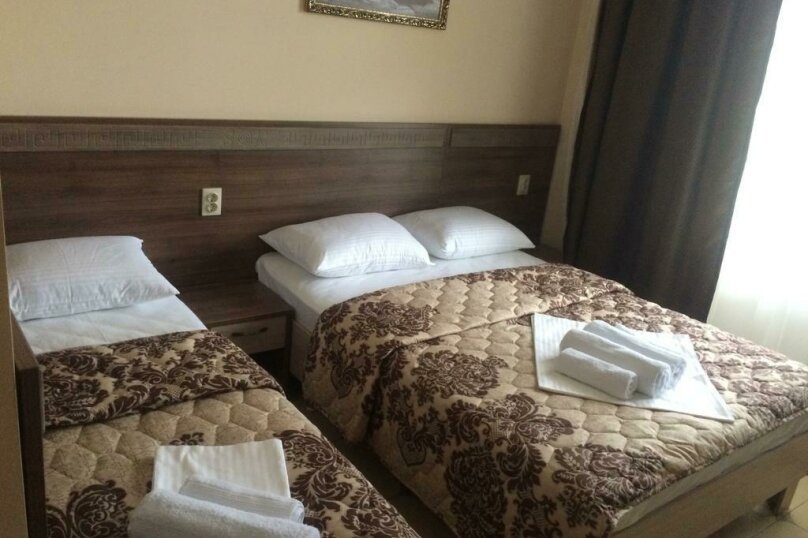 Отель София-номер 3-х местный с балконом, вид на окно.jpeg Отель София-номер 3-х местный с балконом, вид на окно.jpeg