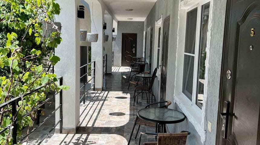 Гостевой дом Изумрудный в г.Гагра столики и терраса.jpg