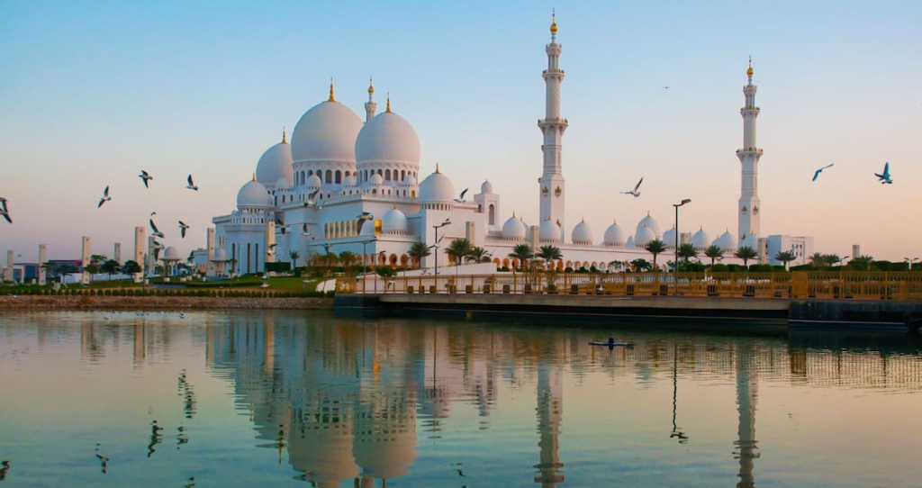 Мечеть шейха Зайда Абу-Даби.jpg Мечеть шейха Зайда Абу-Даби.jpg