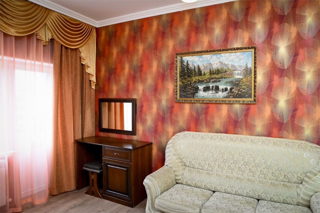 Гостевой дом на Ялтинской- тумбочка с зеркалом.jpg Гостевой дом на Ялтинской- тумбочка с зеркалом.jpg