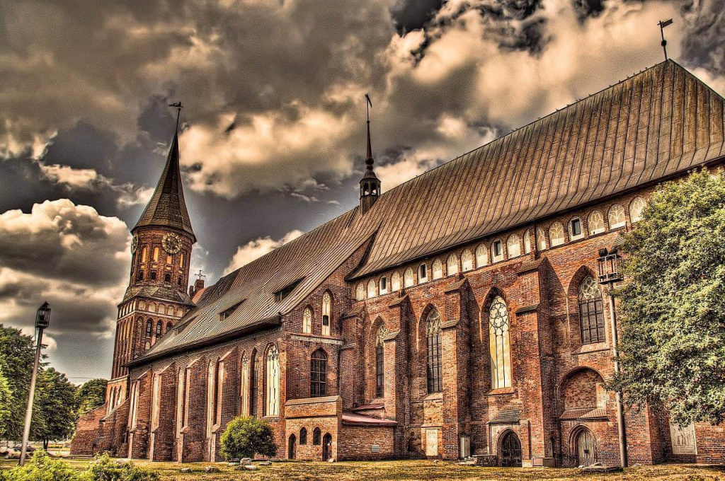 10. Кафедральный собор — образец северогерманской готики XIV века, где находится могила знаменитого философа И.Канта.jpg