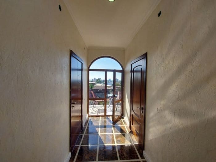 Отель София, вид на окно.jpg Отель София, вид на окно.jpg