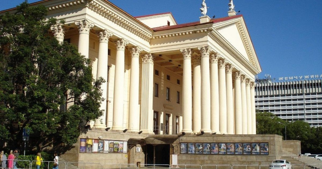 Зимний театр Сочи.jpg