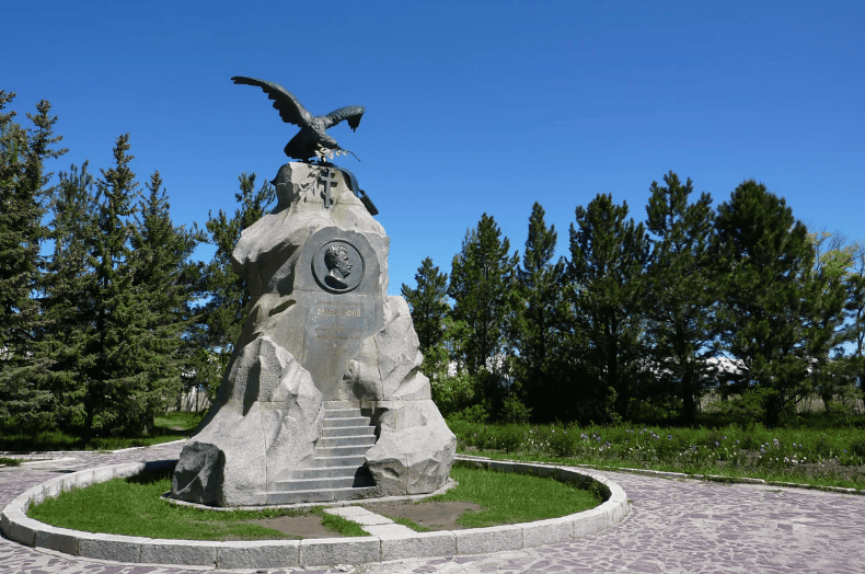 Музея Пржвальского, стелла.png