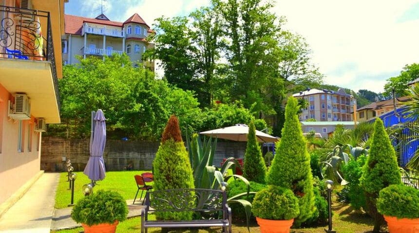 Гостевой дом София на Медовой альпийская горка.jpg