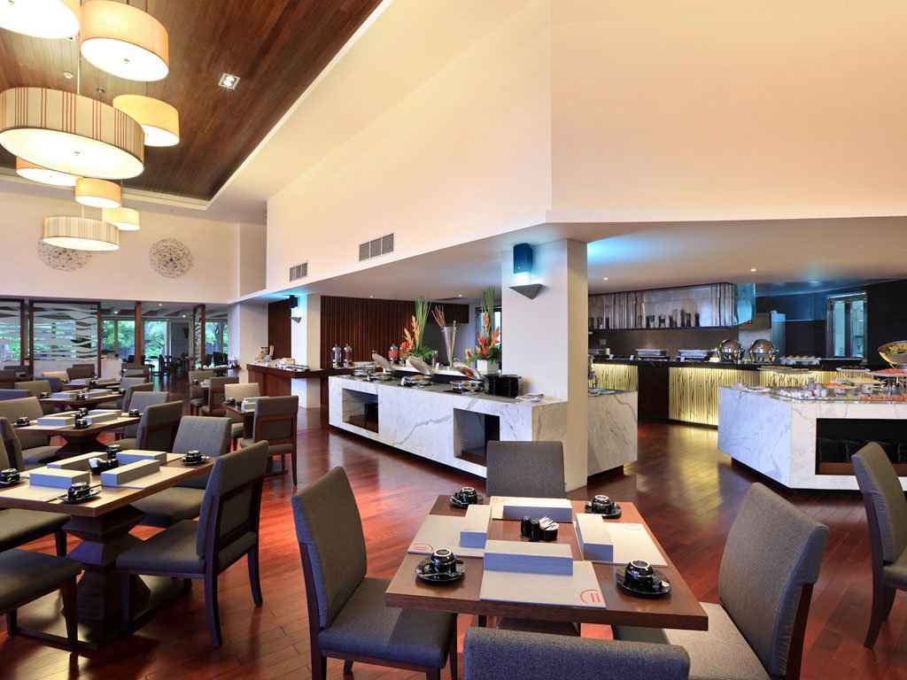 Pullman Bali Legian Nirwana 5 -ресторан общий вид.jpg