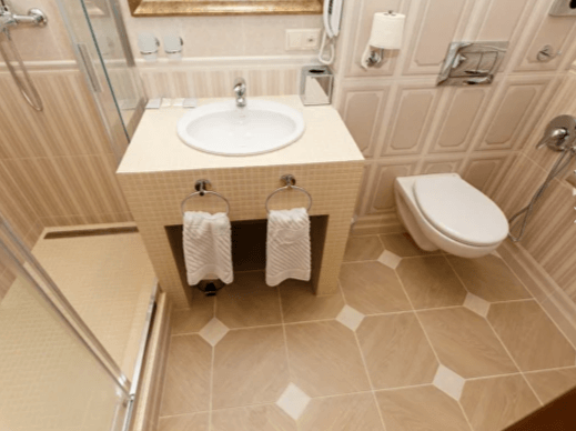 Гостиница Северная Петрозаводск, вид уборной в номере с двуспальной кроватью.png