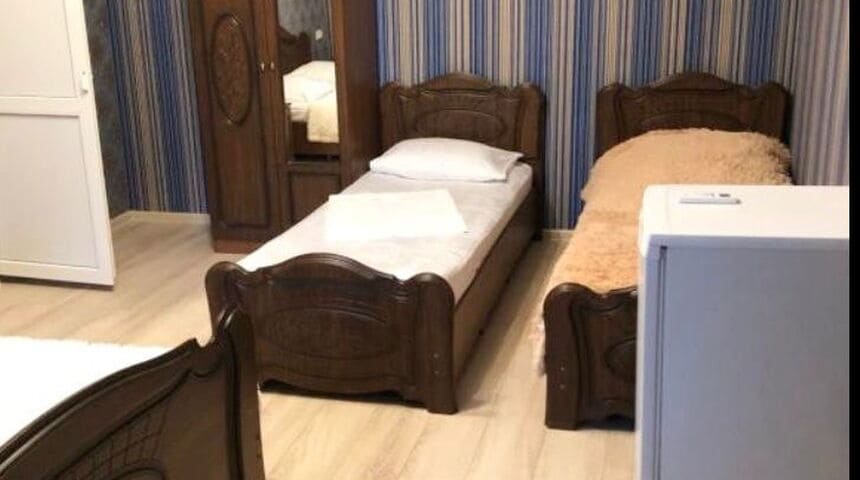 Гостевой дом Изумрудный в г.Гагра две односпальная кровать и двуспальная в номере.jpg