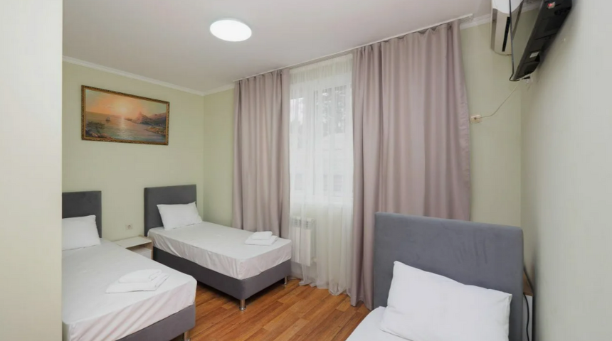 Гостевой дом морская жемчужина в Адлере- номер с 3-мя раздельными кроватями.png