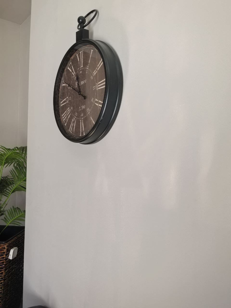 Гостевой дом Old Pitius часы на стене.jpg