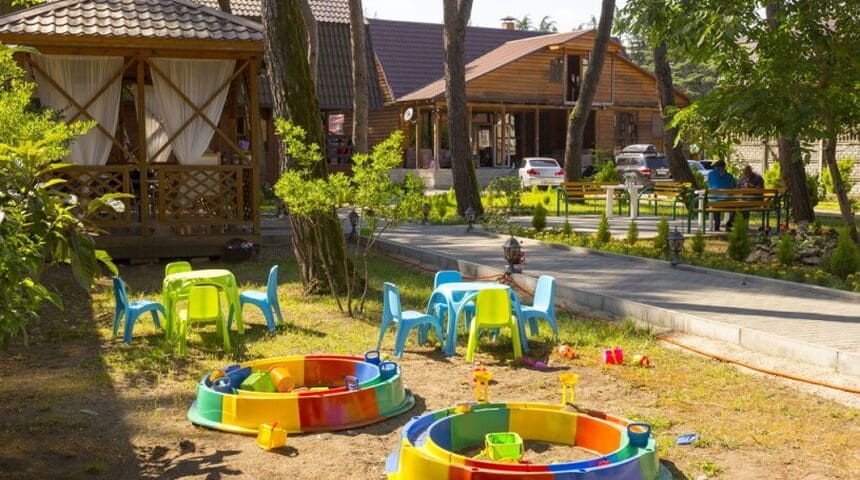 Отель Дуглас в Пицунде, вид на детскую площадку.jpeg