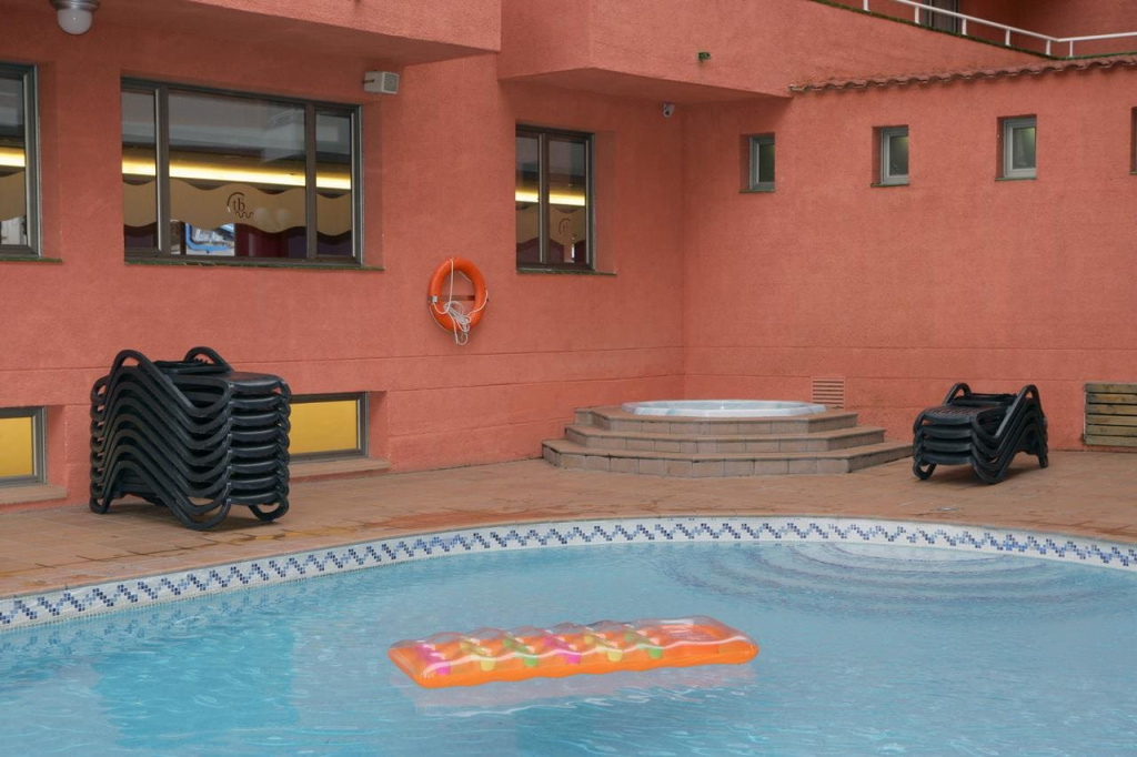 Tossa Beach Center 4 на побережье уютного Тосса-де-Мар, бассейн возле отеля.jpg