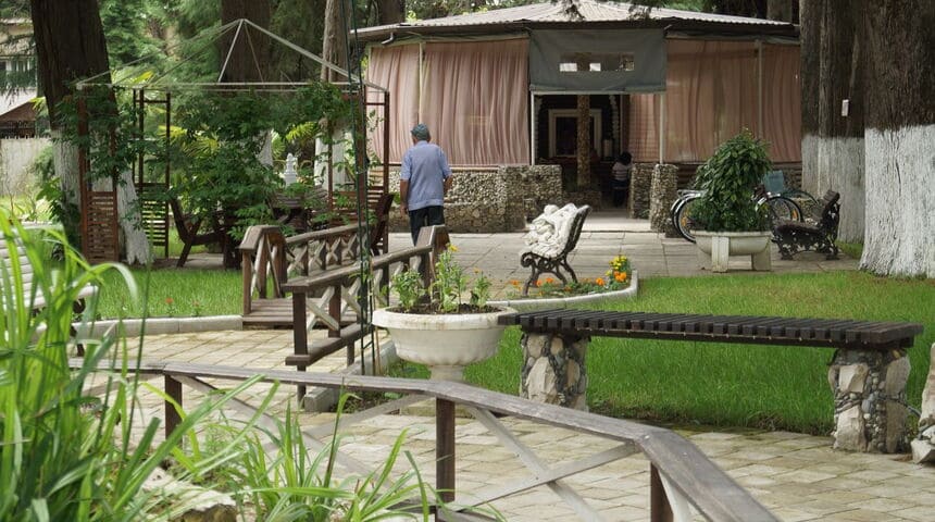 Отель Пицунда в Пицунде на поезде вид на беседку.jpg