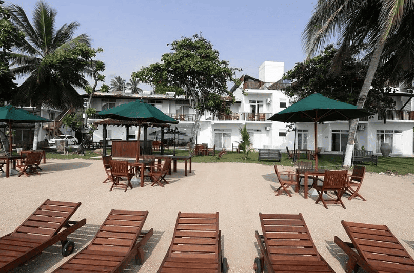 Joes Resort Unawatuna 4 (Унаватуна) вид на лежаки.png