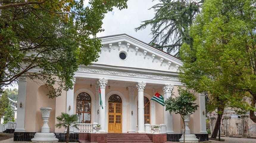 Отель Страна Души в Сухум, Абхазия - вид на отель.jpg