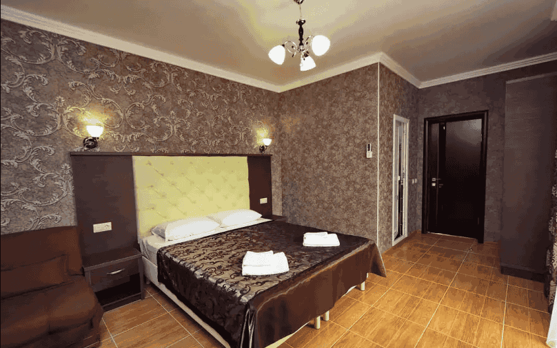 Гостевой дом Александрия на Добской- двухместная кровать в номере_14.png