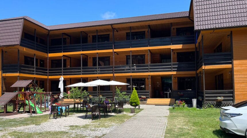 Отель Дуглас в Пицунде, главный вход.jpg