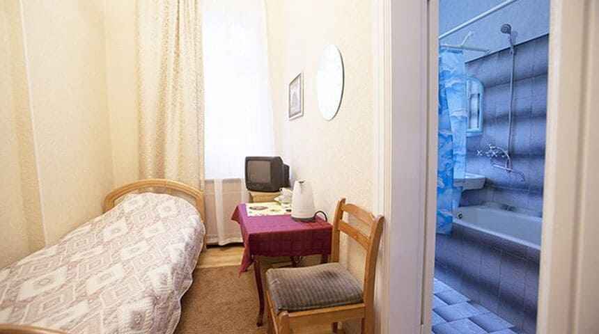 Санаторий имени Семашко в Кисловодске, Россия- одиночная кровать в номере.jpg