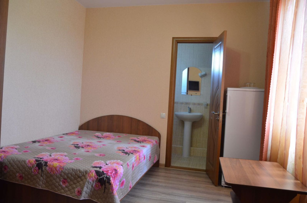 Гостевой дом Южное море в Кабардинке- вид санузел из комнаты.jpg