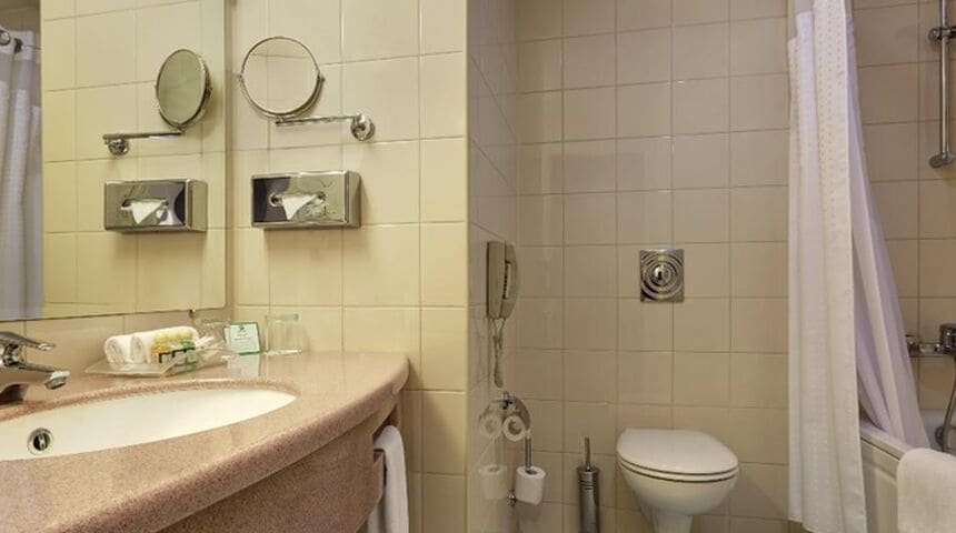 Отель Сущевский санузел в номер, вид с боку.jpg