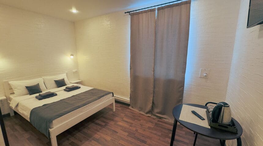 Гостиница Морриса в Сортавале- номер с двуспальной кроватью вид сбоку.jpg