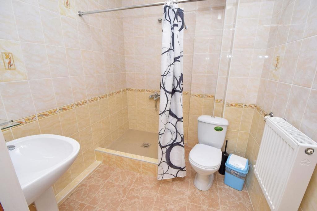 Гостевой дом Апельсин на Азовском море, санузел в номере.jpg