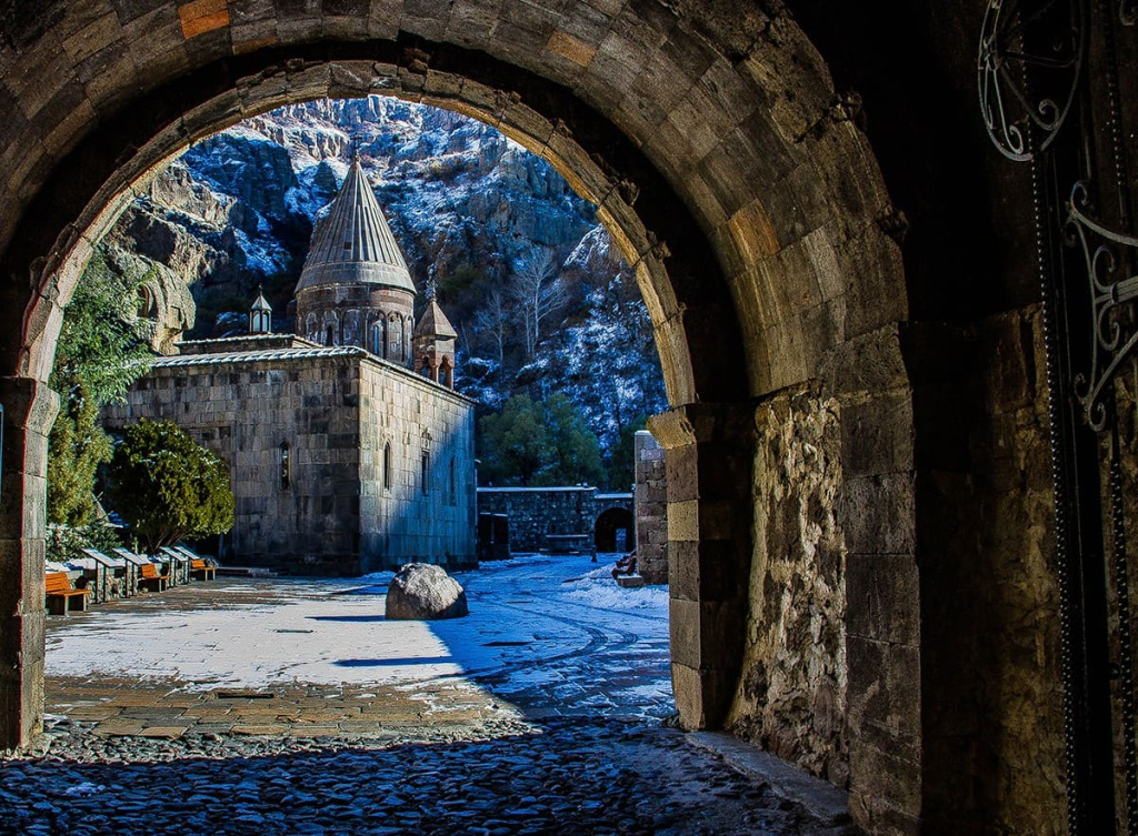 комплекс Гегард ,зима вид через арку.jpeg