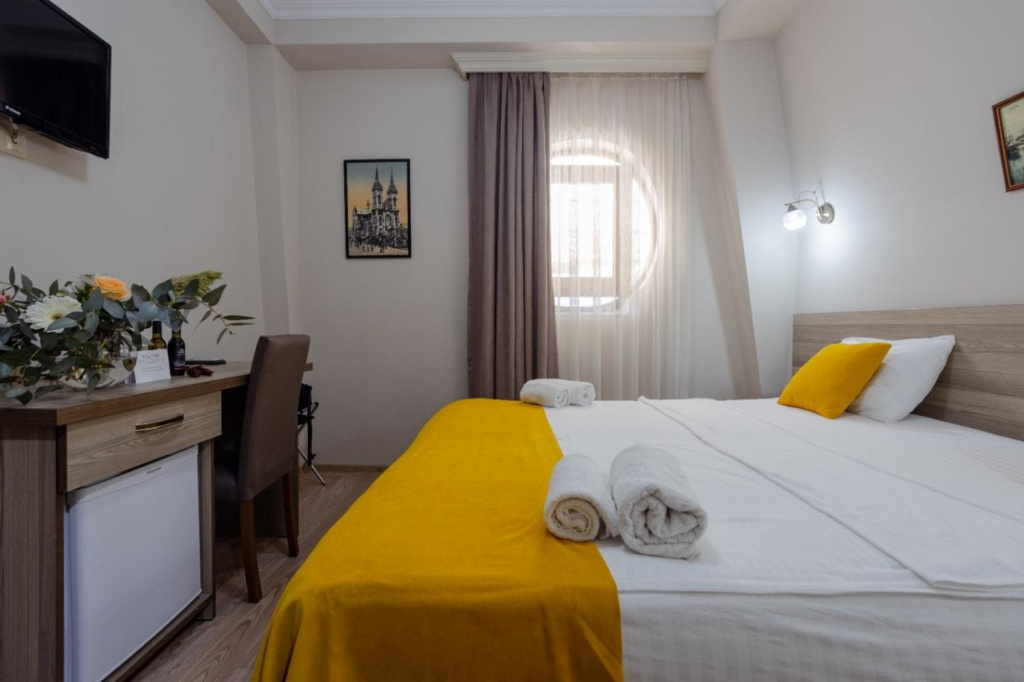 Отель Дайси в Батуми-вид из окна номера с двуспальной кроватью.jpg