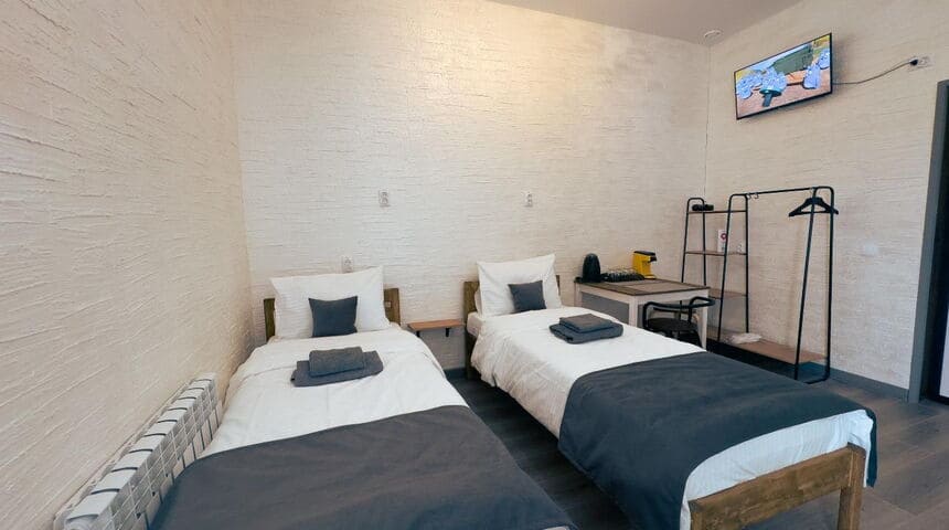 Гостиница Морриса в Сортавале- две односпальные кровати сбоку.jpg