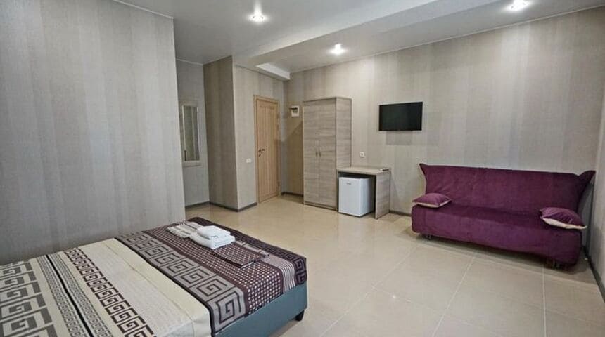 Гсотевой дом Валенсия в Лазаревском-вид с кровати.jpg