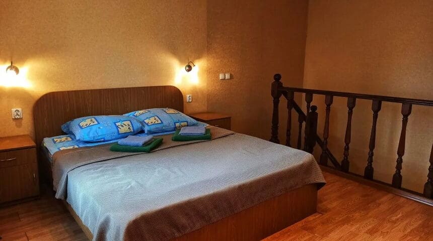 Отель Центральный в Петразаводске,двуспальная кровать с лестницей.jpg