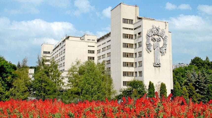 Санаторий имени Семашко в Кисловодске, Россия- вид на главный корпус.jpg