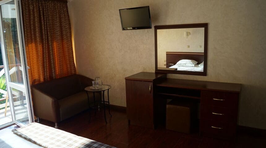 Отель Пицунда в Пицунде на поезде, гарнитур в номере.jpg