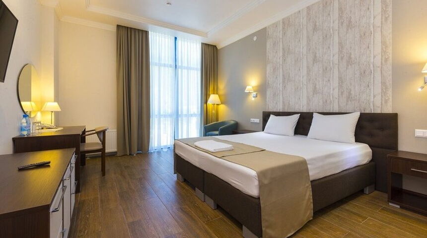Sun Palace Gagra номер с двуспальной кроватью вид с торца.jpg Sun Palace Gagra номер с двуспальной кроватью вид с торца.jpg