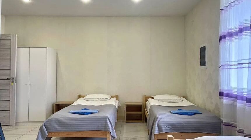 Гостеовой дом Благодарть, Сартовала две раздельные кровати вид на номер.jpg