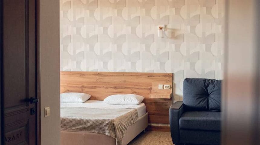 Номер в отеле Глория , Абхазия вид сбоку.jpg