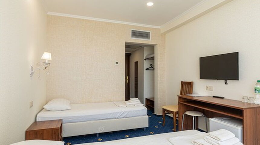 Отель Европа в Гагра номер с двумя раздельными кроватями сбоку.jpg